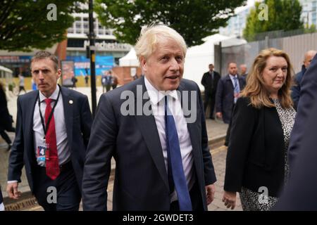 Le Premier ministre Boris Johnson (au centre) arrive à l'hôtel Midland à Manchester. Date de la photo: Dimanche 3 octobre 2021. Banque D'Images