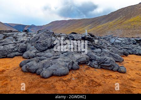 Fagradalsfjall, Islande - 11 juin 2021 : lave de refroidissement, éruption volcanique près de Reykjavik, Islande Banque D'Images