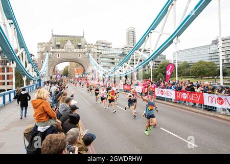 Londres, Royaume-Uni. 3 octobre 2021. Les personnes qui s'exécutent au Marathon de Londres de 2021 à Tower Bridge. Credit: SMPNEWS/Alamy Live News Banque D'Images