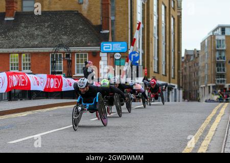 Londres, Royaume-Uni. Londres, Royaume-Uni. 3 octobre 2021; Londres, Angleterre: The Virgin Money 2021 Marathon de Londres: Jordi Madera Jimenez d'Espagne traversant Narrow Street Swing Bridge, Limehouse Basin entre les miles 14 et 15. Crédit: Images de sports action plus/Alamy Live News crédit: Images de sports action plus/Alamy Live News Banque D'Images