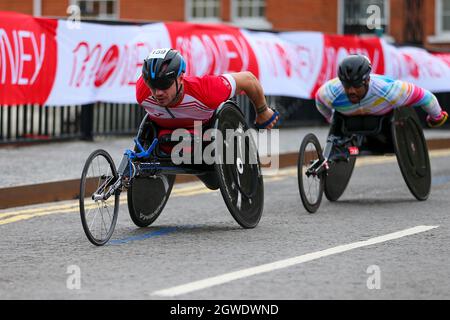 Londres, Royaume-Uni. Londres, Royaume-Uni. 3 octobre 2021 ; Londres, Angleterre : The Virgin Money 2021 Marathon de Londres : Vanessa de Souza, du Brésil, traversant le pont Swing Narrow Street Swing Bridge, Limehouse Basin entre les points milliaire 14 et 15. Crédit: Images de sports action plus/Alamy Live News crédit: Images de sports action plus/Alamy Live News Banque D'Images