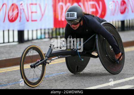 Londres, Royaume-Uni. Londres, Royaume-Uni. 3 octobre 2021 ; Londres, Angleterre : The Virgin Money 2021 Marathon de Londres : Nikita den Boer, des pays-Bas, traversant le pont Swing Narrow Street Swing Bridge, Limehouse Basin entre les points milliaire 14 et 15. Crédit: Images de sports action plus/Alamy Live News crédit: Images de sports action plus/Alamy Live News Banque D'Images