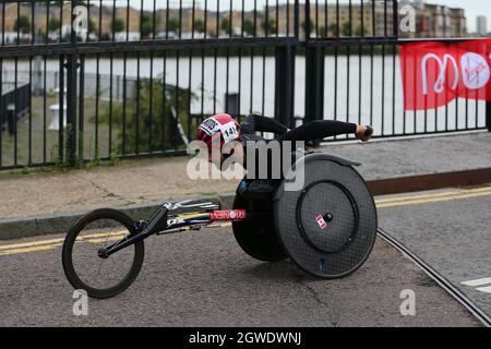 Londres, Royaume-Uni. Londres, Royaume-Uni. 3 octobre 2021; Londres, Angleterre: The Virgin Money 2021 Marathon de Londres: Brent Lakatos du Canada traversant le pont Swing Narrow Street Swing Bridge, Limehouse Basin entre les points milliaire 14 et 15. Crédit: Images de sports action plus/Alamy Live News crédit: Images de sports action plus/Alamy Live News Banque D'Images