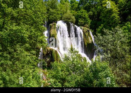 Les chutes de Glandieu (60 m) sont un site naturel emblématique dans la région de Bugey, dans l'Ain, en France Banque D'Images