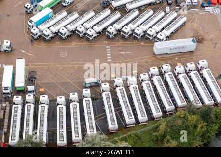 La photo datée du 1er octobre montre les pétroliers de la réserve de governmentÕs qui sont entreposés à Fenstanton, Cambridgeshire, vendredi matin malgré la crise actuelle du carburant.seule une poignée des 40 pétroliers, d'une valeur estimée à 4 millions de livres sterling, ont été vus quitter cette semaine. Les pétroliers de la réserve de governmentÕs sont assis dans une cour de stockage à Cambridgeshire ce matin (Ven) alors que la crise du carburant se poursuit. Environ 40 pétroliers, d'une valeur estimée à 4 millions de livres sterling, sont stationnés dans le dépôt de stockage de Fenstanton, tandis que les espaces de stockage au Royaume-Uni restent fermés en raison d'une pénurie de chauffeurs routiers. Banque D'Images