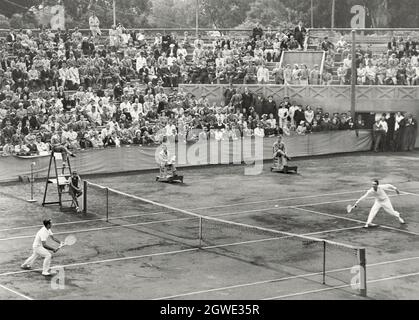 Le sport en Argentine dans les années 1940 – ici, un match de tennis se déroule au Buenos Aires Lawn tennis Club, Buenos Aires, Argentine en 1941.Il se situe entre le joueur argentin de premier rang, Alejo Russell (à droite) et Elwood Cooke des États-Unis, finaliste de Wimbledon (battu par Bobby Riggs en 1939).Une foule de bonne taille a assisté à l'événement.Cette photo est tirée d'un album de scrapbook/photo assemblé dans les années 1940/50 par un passionné de sport argentin. Banque D'Images