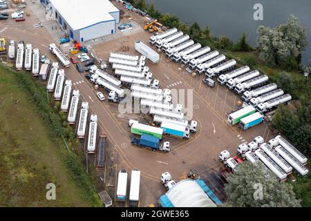 La photo datée du 1er octobre montre les pétroliers de la réserve de governmentÕs qui sont entreposés à Fenstanton, Cambridgeshire, vendredi matin malgré la crise actuelle du carburant.seule une poignée des 40 pétroliers, d'une valeur estimée à 4 millions de livres sterling, ont été vus quitter cette semaine. Les pétroliers de la réserve de governmentÕs sont assis dans une cour de stockage à Cambridgeshire ce matin (Ven) alors que la crise du carburant se poursuit. Environ 40 pétroliers, d'une valeur estimée à 4 millions de livres sterling, sont stationnés dans le dépôt de stockage de Fenstanton, tandis que les espaces de stockage au Royaume-Uni restent fermés en raison d'une pénurie de chauffeurs routiers. Banque D'Images