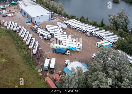 La photo datée du 1er octobre montre les pétroliers de la réserve de governmentÕs qui sont entreposés à Fenstanton, Cambridgeshire, vendredi matin malgré la crise actuelle du carburant.seule une poignée des 40 pétroliers, d'une valeur estimée à 4 millions de livres sterling, ont été vus quitter cette semaine. Les pétroliers de la réserve de governmentÕs sont assis dans une cour de stockage à Cambridgeshire ce matin (Ven) alors que la crise du carburant se poursuit. Environ 40 pétroliers, d'une valeur estimée à 4 millions de livres sterling, sont stationnés dans le dépôt de stockage de Fenstanton, tandis que les espaces de stockage au Royaume-Uni restent fermés en raison d'une pénurie de chauffeurs routiers. Banque D'Images