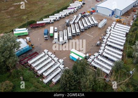 La photo datée du 1er octobre montre les pétroliers de la réserve de governmentÕs qui sont entreposés à Fenstanton, Cambridgeshire, vendredi matin malgré la crise actuelle du carburant.seule une poignée des 40 pétroliers, d'une valeur estimée à 4 millions de livres sterling, ont été vus quitter cette semaine. Les pétroliers de la réserve de governmentÕs sont assis dans une cour de stockage à Cambridgeshire ce matin (Ven) alors que la crise du carburant se poursuit. Environ 40 pétroliers, d'une valeur estimée à 4 millions de livres sterling, sont stationnés dans le dépôt de stockage de Fenstanton, tandis que les espaces de stockage au Royaume-Uni restent fermés en raison d'une pénurie de chauffeurs routiers. Banque D'Images