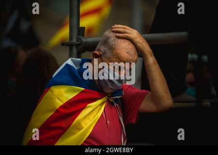 Barcelone, Espagne. 3 octobre 2021. Un militant pro-indépendantiste réfléchi participe à une concentration marquant le 4ème anniversaire de la grève générale qui se tient le 3 octobre 2017, deux jours après un référendum interdit sur l'indépendance de la Catalogne. Credit: Matthias Oesterle/Alamy Live News Banque D'Images