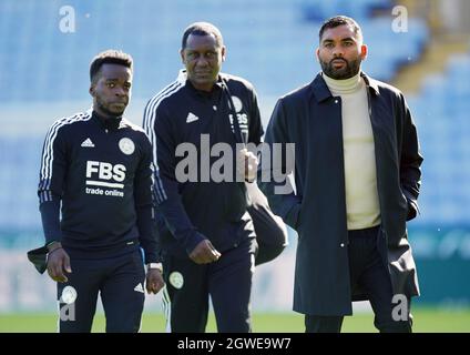 Jonathan Morgan, entraîneur-chef de Leicester City (à droite) et Emile Heskey (au centre), responsable du développement lors du match de la Super League des femmes de la FA au King Power Stadium de Leicester. Date de la photo: Dimanche 3 octobre 2021. Banque D'Images