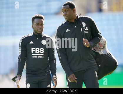 Leicester City responsable du développement Emile Heskey (à droite) lors du match de la Super League des femmes de la FA au King Power Stadium de Leicester. Date de la photo: Dimanche 3 octobre 2021. Banque D'Images