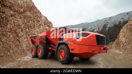 Tombereau d'exploitation minière autonome sur route de montagne. Concept Banque D'Images