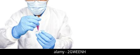 Le médecin plaçant l'échantillon de sécrétions dans le kit de test rapide de l'antigène du COV-2 du SRAS ATK avec le tube d'extraction, concept infectieux du coronavirus. Banque D'Images