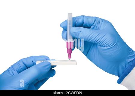 Placer manuellement l'échantillon de sécrétions dans le kit de test rapide de l'antigène du COV-2 du SRAS (ATK) avec le tube d'extraction, concept de protection infectieuse du coronavirus Banque D'Images