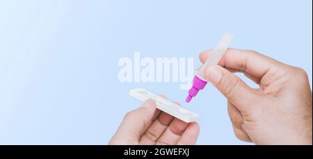 Placez l'échantillon de sécrétions dans le kit de test rapide de l'antigène du COV-2 du SRAS (ATK) avec le tube d'extraction, l'espace de copie, le coronavirus infectieux pro Banque D'Images