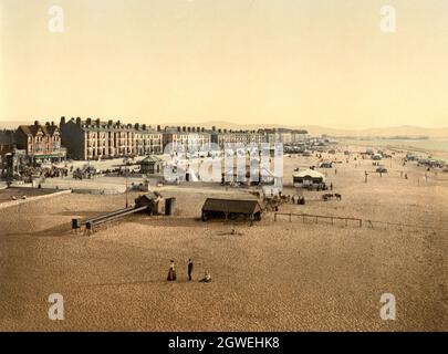 Photo couleur vintage vers 1900 du bord de mer à Rhyl sur la côte nord du pays de Galles pendant la période victorienne Banque D'Images