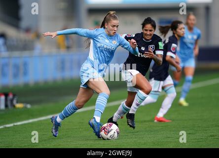 Jess Park de Manchester City (à gauche) et Abbey-Leigh Stringer de West Ham United lors du match de la Super League des femmes de la FA au stade Academy, à Manchester. Date de la photo: Dimanche 3 octobre 2021. Banque D'Images