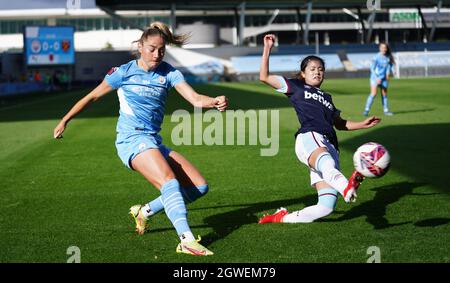 Esme Morgan de Manchester City (à gauche) et Yui Hasegawa de West Ham United pour la bataille du ballon lors du match de la Super League des femmes FA à l'Academy Stadium de Manchester. Date de la photo: Dimanche 3 octobre 2021. Banque D'Images