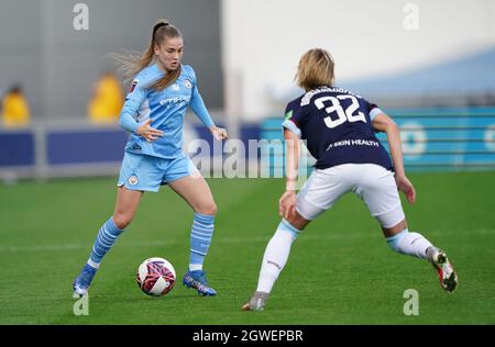 Jess Park de Manchester City (à gauche) et Dagny Brynjarsdottir de West Ham United en action pendant le match de la Super League féminine de la FA à l'Academy Stadium de Manchester. Date de la photo: Dimanche 3 octobre 2021. Banque D'Images