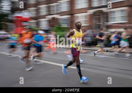 Londres, Royaume-Uni.3 octobre 2021.Le marathon de Londres passe sur la rue Evelyn de Deptford, dans le sud-est de Londres, la marque de 8 miles du parcours de 26.2 miles où les coureurs sont accueillis et applaudis par les résidents locaux.Jusqu'à 40,000 personnes devraient courir et des milliers de personnes se joindre virtuellement à ce qui pourrait être la plus grande course de l'histoire.Cet événement, qui en est aujourd'hui à sa cinquième décennie, a permis de recueillir plus d'un milliard de livres sterling pour les œuvres caritatives depuis sa première réunion en 1981.Credit: Guy Corbishley/Alamy Live News Banque D'Images