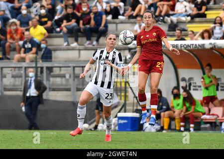 Paloma Lazaro de AS Roma Women et Cecilia Salvai de Juventus Women en en action pendant la série des femmes Un match entre AS Roma et Juventus au stade Tre Fontane le 2 octobre 2021 à Rome, Italie. (Photo de Pacific Press/Sipa USA) Banque D'Images