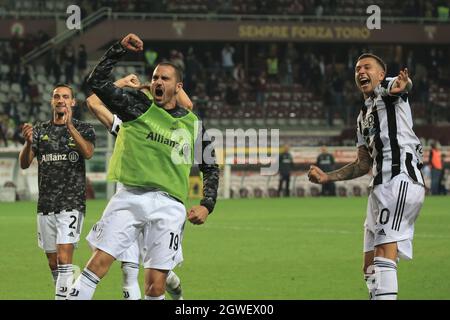 Leonardo Bonucci (Juventus FC) et Federico Bernardeschi (Juventus FC) célèbrent la victoire du match lors du Torino FC contre le Juventus FC, football italien Serie A match à Turin, Italie, octobre 02 2021 Banque D'Images