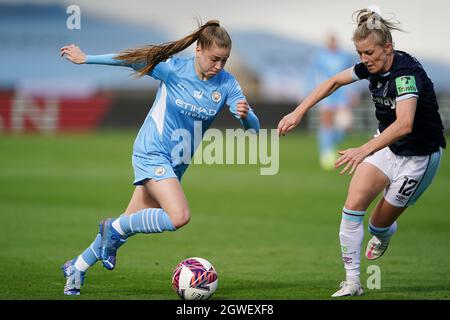 Jess Park de Manchester City (à gauche) et Kate Longhurst de West Ham United en action lors du match de la Super League des femmes FA à l'Academy Stadium de Manchester. Date de la photo: Dimanche 3 octobre 2021. Banque D'Images