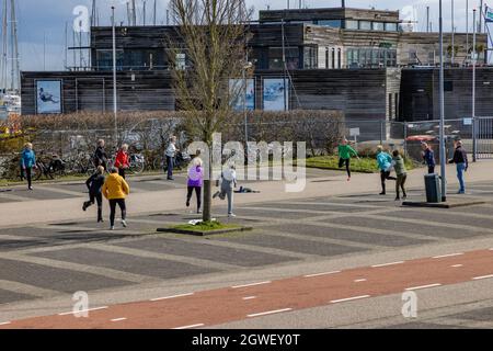 Medemblik, Noord-Hollande, pays-Bas. 14 avril 2021. Les personnes en groupes de deux s'exerçant à l'extérieur de la salle de gym dans le parking, en temps de coronavirus, bui Banque D'Images