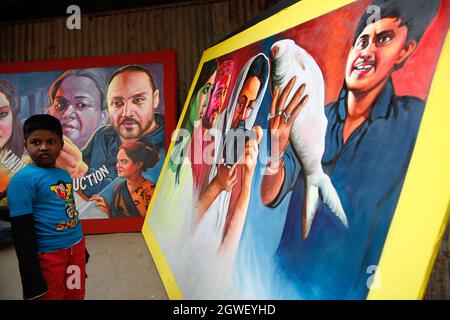 Les enfants bangladais regardent l'affiche des cinémas bangladais à Dhaka le 30 janvier 2018. Hanif Pappu est né en 1949 dans la région de Hussaini Dalan de l'ancien D. Banque D'Images