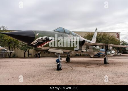 A Republic F-105G Thunderchief Wild Weasel suppression d'avion de défense dans le musée Pima Air & Space, Tucson, Arizona. Banque D'Images