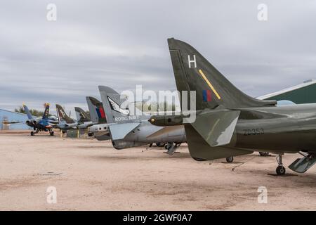 Une ligne de queues d'avion d'attaque Harrier au musée Pima Air & Space, Tucson, Arizona.