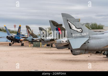Une ligne de queues d'avion d'attaque Harrier au musée Pima Air & Space, Tucson, Arizona.