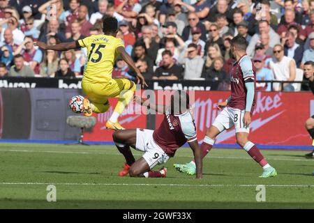 Londres, Royaume-Uni. 03ème octobre 2021. Londres, Royaume-Uni. 3 octobre 2021Michail Antonio de West Ham Utd et Frank Onyeka de Brentford se disputent lors du match de West Ham contre Brentford Premier League au London Stadium Stratford. Crédit : MARTIN DALTON/Alay Live News Banque D'Images