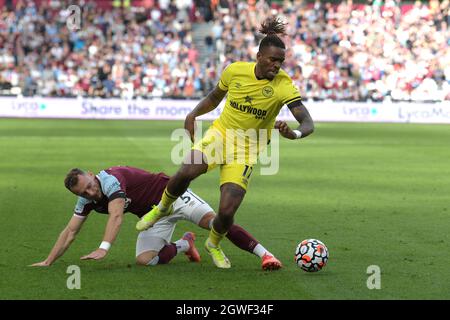 Londres, Royaume-Uni. 3 octobre 2021. Vladimir Coufal de West Ham Utd perd à Ivan Toney de Brentford lors du match de West Ham contre Brentford Premier League au London Stadium Stratford. Crédit : MARTIN DALTON/Alay Live News Banque D'Images