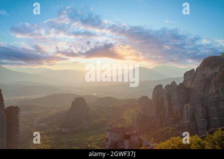 Monastère de Meteora, coucher de soleil ciel nuages et montagne à Meteora, Kalabaka, Grèce Banque D'Images