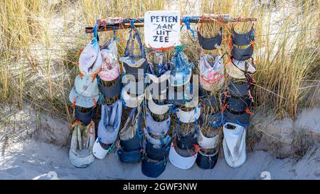 Petten aan Zee, Noord-Hollande, pays-Bas. 17 avril 2021. CAPS at the Wall of Dust, une galerie en plein air conçue par Arnold Gronert, art fait à partir de Banque D'Images