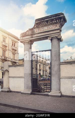 Ancien amphithéâtre romain (Anfiteatro Romano) et église San Biagio sur la Piazza Stesicoro à Catane, Sicile Banque D'Images