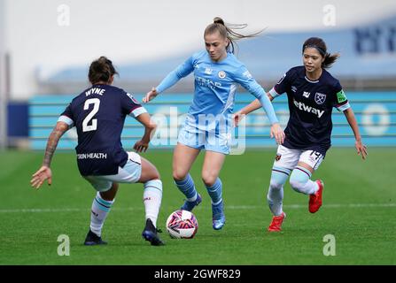 Le Jess Park de Manchester City (au centre) lutte pour le ballon avec Yui Hasegawa (à droite) de West Ham United et Zaneta Wyne lors du match de Super League féminin FA à l'Academy Stadium de Manchester. Date de la photo: Dimanche 3 octobre 2021. Banque D'Images