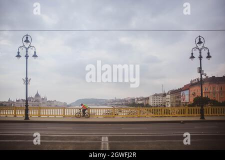 BUDAPEST, HONGRIE - Mai 2018: Vue panoramique du pont Margit avec des voitures et des gens à Budapest, Hongrie, Europe Banque D'Images