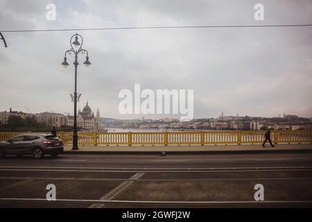 BUDAPEST, HONGRIE - Mai 2018: Vue panoramique du pont Margit avec des voitures et des gens à Budapest, Hongrie, Europe Banque D'Images