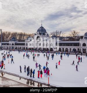 BUDAPEST, HONGRIE - 31 DÉCEMBRE 2018 : beaucoup de gens passent leurs vacances à patiner sur la patinoire City Park de Budapest, Hongrie. City Park est la grande ville d'Europe Banque D'Images