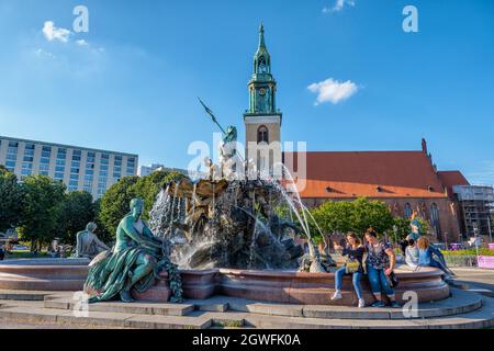 Allemagne, Berlin, Fontaine de Neptune (Neptunbrunnen) et Eglise Sainte Marie (Marienkirche), monuments de la ville. Banque D'Images