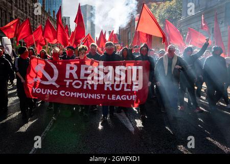 Manchester, Royaume-Uni. 03ème octobre 2021. La Ligue des jeunes communistes assiste à la marche de l'Assemblée populaire. Les mouvements sociaux et les syndicats s'unissent et se rassemblent après la Conférence du Parti conservateur pour exiger des politiques plus équitables pour la classe ouvrière. Credit: Andy Barton/Alay Live News Banque D'Images