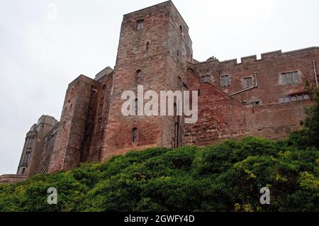 Le château de Bamburgh, situé sur une colline, a été construit autour d'un donjon normand du XIe siècle par Henry ll et restauré au XIXe siècle par Lord Armstrong Banque D'Images