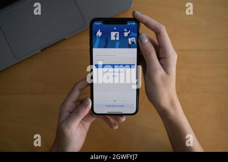 CHIANG MAI, THAÏLANDE - OCT 03, 2021: Une femme tient Apple iPhone 6S avec l'application facebook sur l'écran.facebook est une application de partage de photos pour Banque D'Images