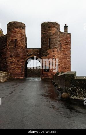 Deux tours demi-rondes qui gardaient une porte voûtée font partie des structures défensives qui empêchent une attaque sur la paroisse intérieure du château de Bamburgh Banque D'Images