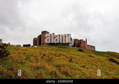 Le château de Bamburgh, situé sur une colline, a été construit autour d'un donjon normand du XIe siècle par Henry ll et restauré au XIXe siècle par Lord Armstrong Banque D'Images