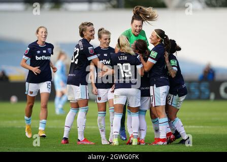 Yui Hasegawa (au centre) de West Ham United célèbre avec ses coéquipiers après avoir marquant le premier but du match de sa partie lors du match de la Super League des femmes FA à l'Academy Stadium, Manchester. Date de la photo: Dimanche 3 octobre 2021. Banque D'Images