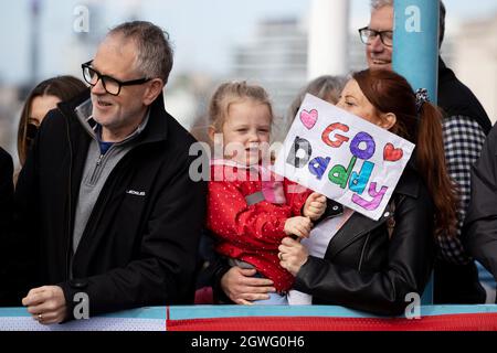 Londres, Royaume-Uni. 3 octobre 2021. Une jeune fille est tenue dans les bras de ses mères avec un panneau indiquant « Go Daddy » pendant le Marathon de Londres de 2021 à Tower Bridge à Londres, au Royaume-Uni. Credit: SMPNEWS / Alamy Live News Banque D'Images